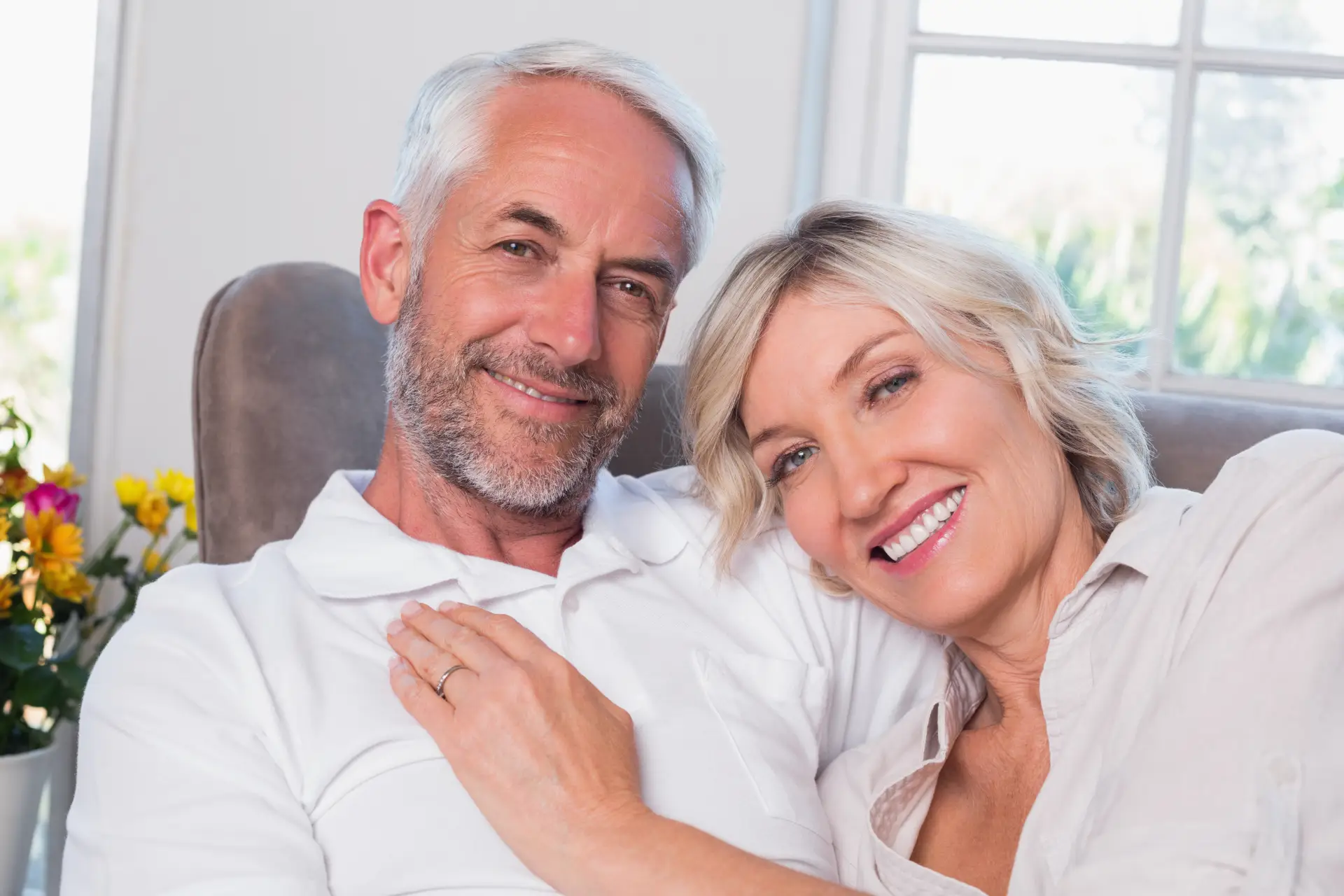 Fotografía de una pareja de edad madura sonriendo