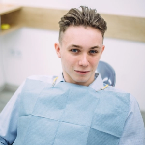 Fotografía de un adolescente en el dentista
