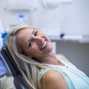 Fotografía de una mujer en el dentista sonriendo
