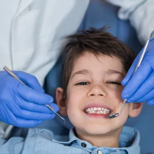 Fotografía de un niño atendido por un dentista