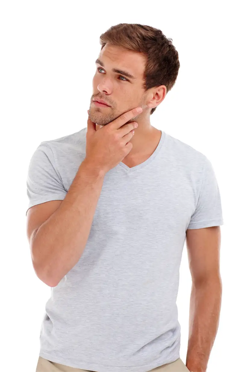 Fotografía de un hombre joven tocándose el mentón