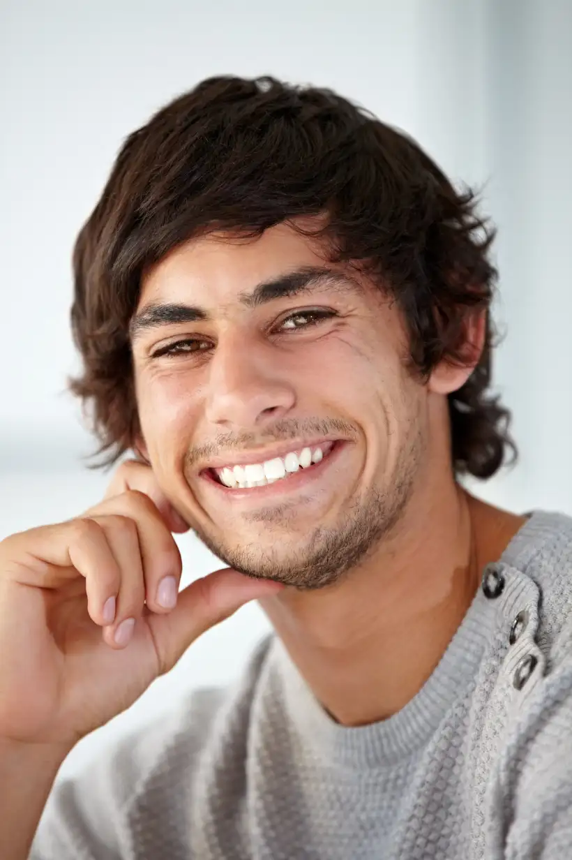 Fotografía de hombre joven sonriendo