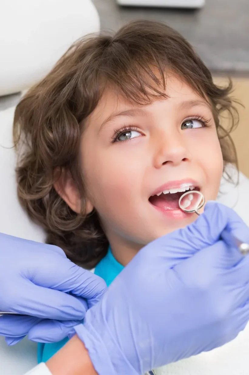 Fotografía de un niño en el dentista