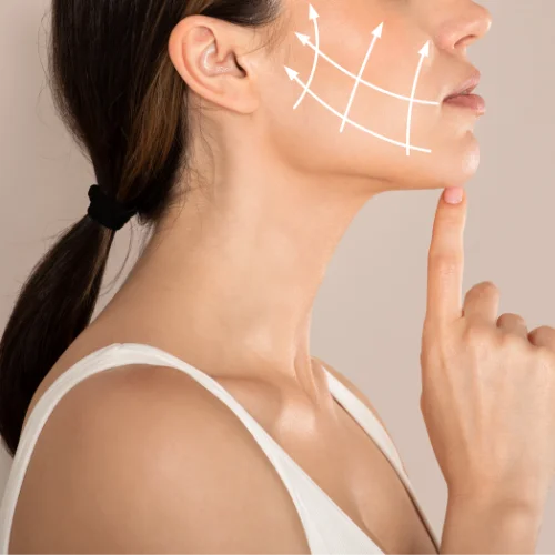 Fotografía de una mujer joven señalando su rostro con el dedo índice y dibujo superpuesto en su rostro con flechas