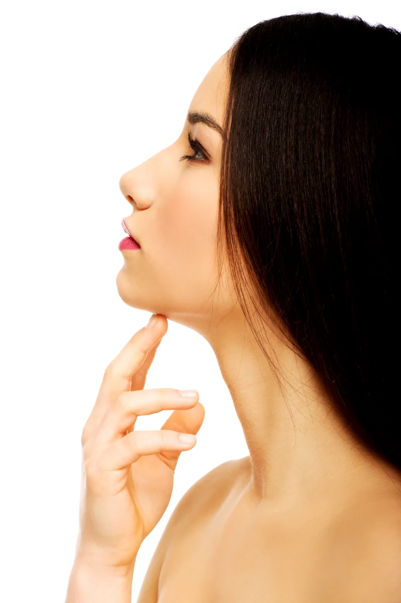 Fotografía de una mujer de perfil tocándose la barbilla