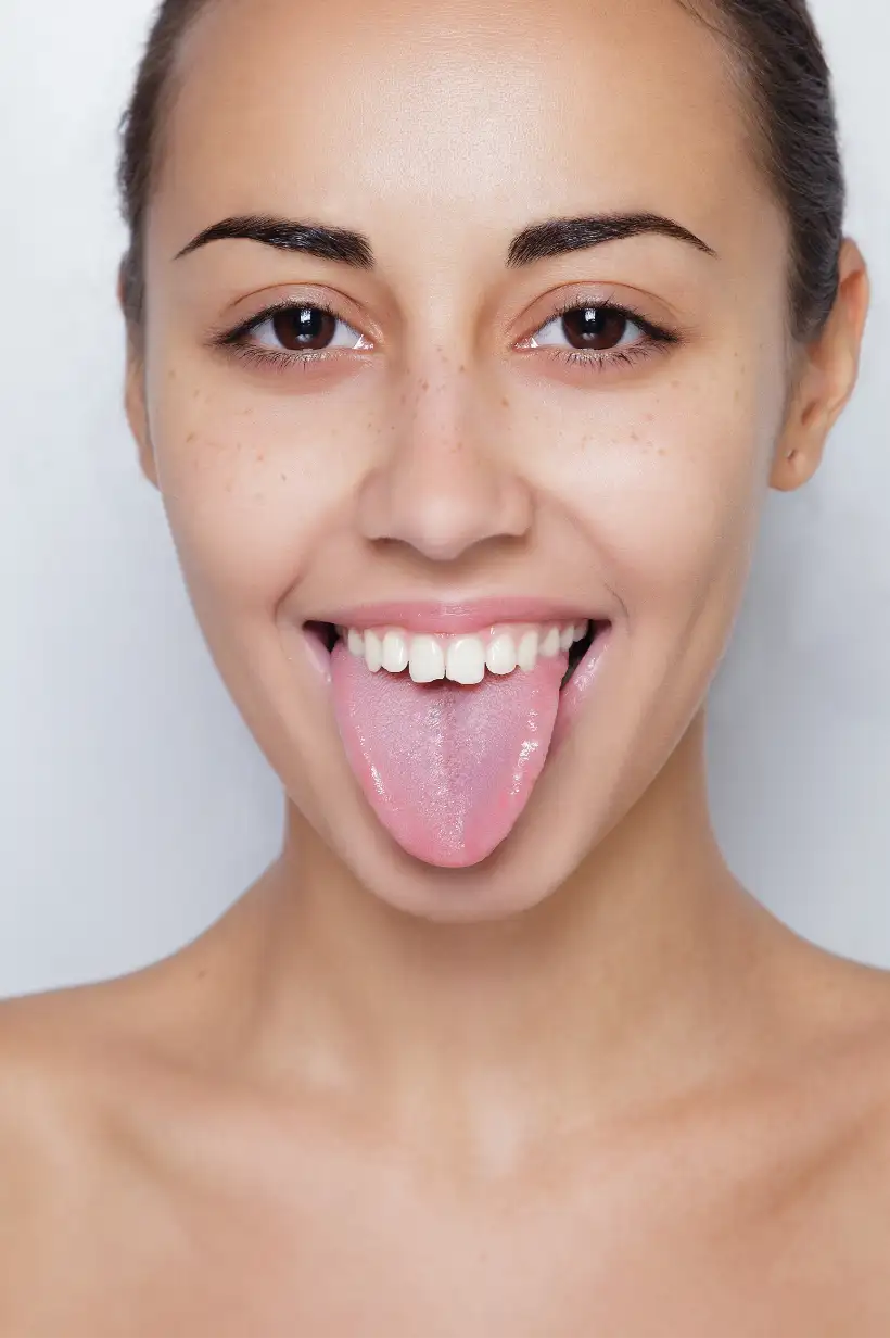 Fotografía de una mujer mostrando su lengua