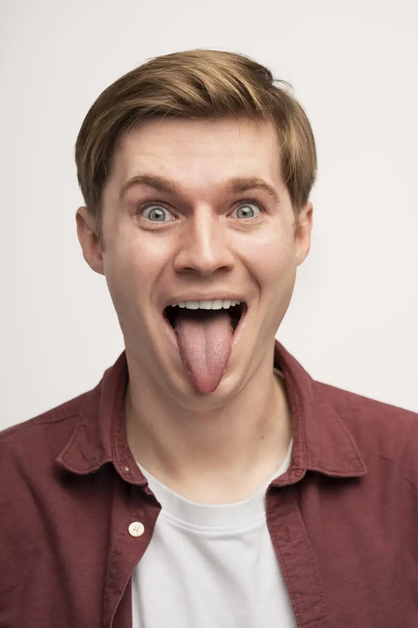 Fotografía de un hombre mostrando su lengua