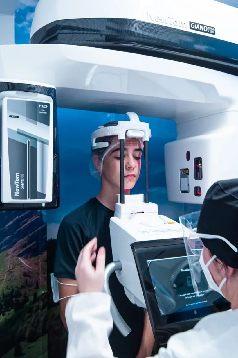 Fotografía de un niño en el escáner de la Clínica Kaizen