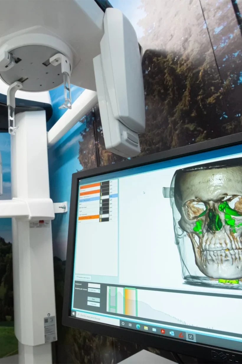 Fotografía de pantalla con radiología de la máquina de escaneado de Clínica Kaizen